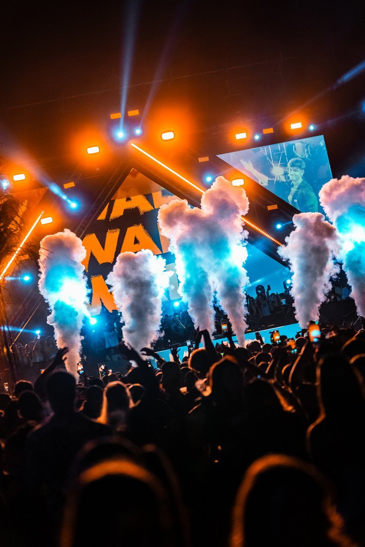 Luces naranjas y humo azul en el escenario de Criterio.
