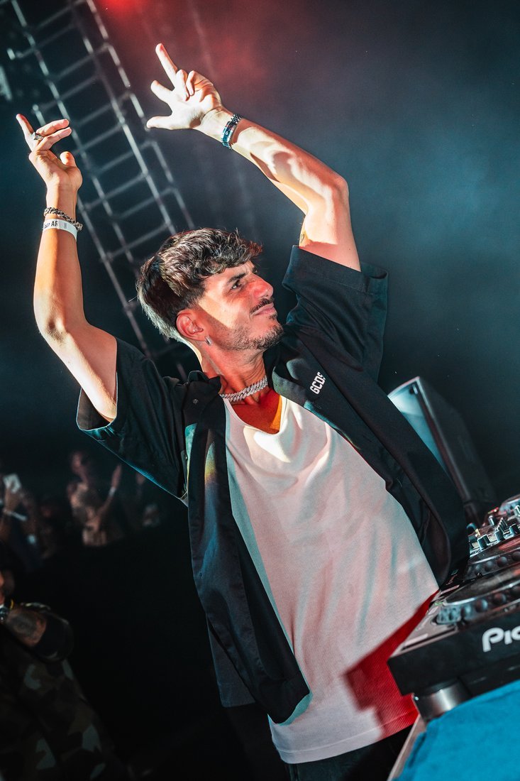 Un DJ con los brazos en alto durante su actuación en Criterio.