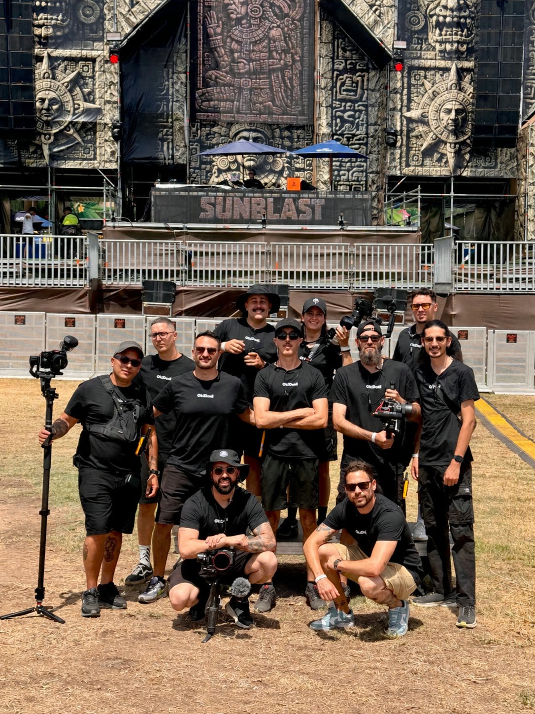 El equipo de OKIDOKI con sus cámaras frente al escenario de SUNBLAST