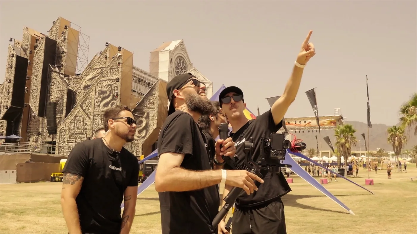 El equipo de OKIDOKI preparando la cobertura frente al escenario