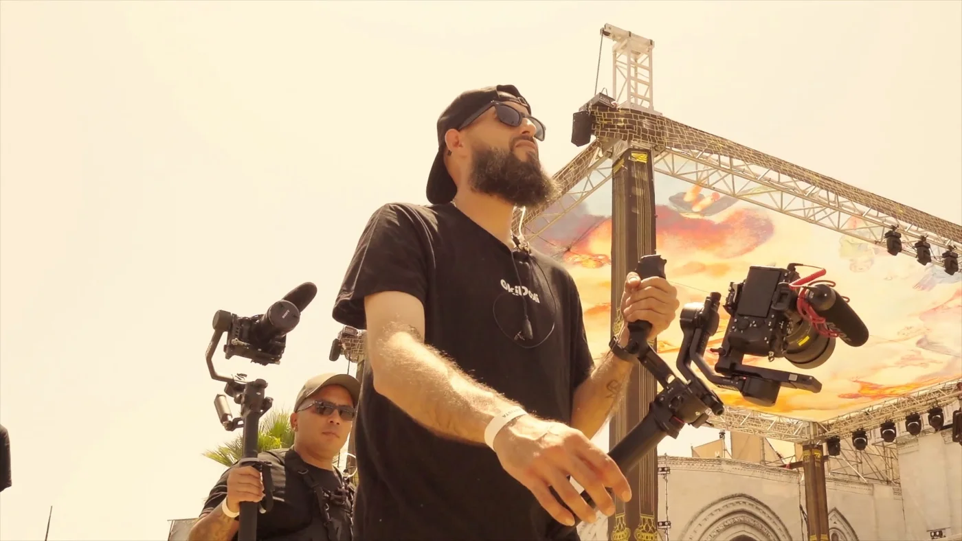 Un miembro del equipo con sus cámaras en el festival