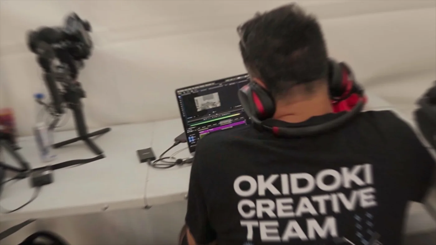 Edición del material del evento con la camiseta de OKIDOKI